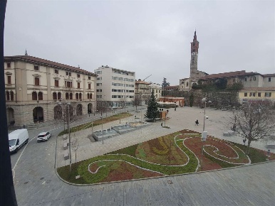 Foto Negozio in Via Matteotti, Cantù Centro di 118 m² con 3 locali