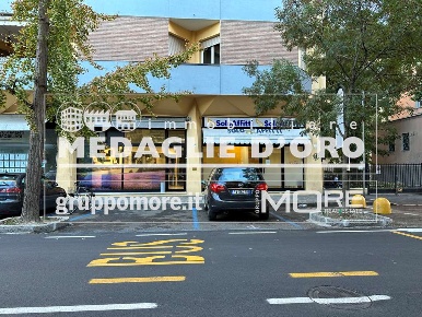 Foto Negozio in ad.ze v.le Medaglie d'Oro, Modena Sant'Agnese - Università