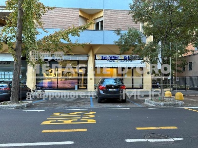 Foto Negozio in ad.ze v.le Medaglie d'Oro, Modena Sant'Agnese - Università