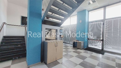 Foto Ufficio a Modena di 550 m² con 8 locali in vendita