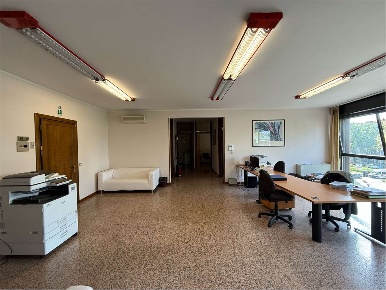 Foto Ufficio in Viale Darfo Dallai 2/a, Carpi di 110 m² con 5 locali