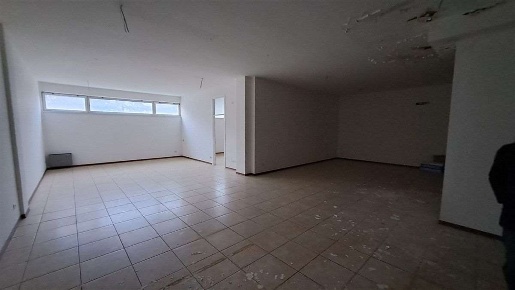 Foto Negozio in Galleria Nazioni Unite 19, Vittorio Veneto Centro di 129 m²