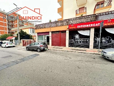 Foto Negozio in Via Kennedy 7, Triggiano di 135 m² con 1 locali in affitto
