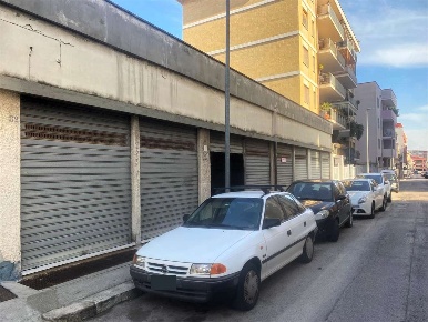 Foto Negozio in Via Monte San Michele 78-84, Brindisi Cappuccini di 130 m²