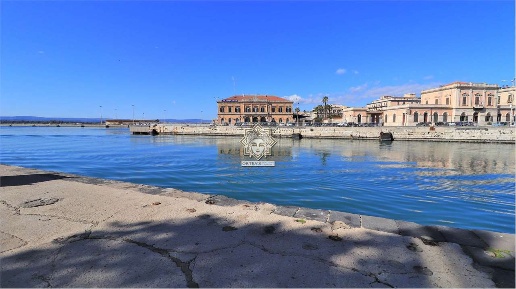 Foto Negozio in Via Mazzini, Siracusa Ortigia di 78 m² con 2 locali