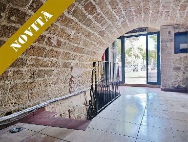 Foto Negozio in Piazza Castello, Barletta Centro Storico di 100 m²