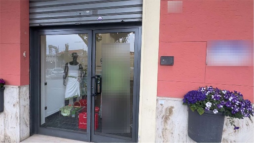 Foto Negozio in Piazza Giacomo Matteotti, Albenga Centro di 67 m²