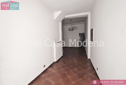 Foto Negozio in rua pioppa, Modena Centro Storico di 35 m² con 1 locali