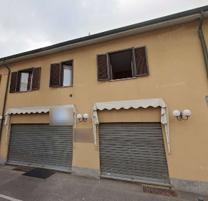 Foto Negozio in Via Enrico Toti, Bovisio-Masciago di 101 m² con 4 locali