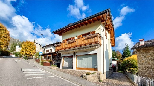 Foto Negozio in Via Pio XI, Castione della Presolana Centro di 70 m²