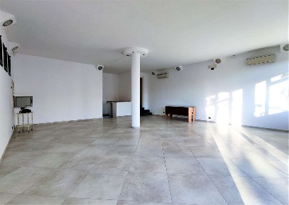 Foto Negozio a Lucca di 120 m² con 2 locali in affitto