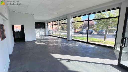 Foto Negozio a Sassuolo di 110 m² con 2 locali in vendita
