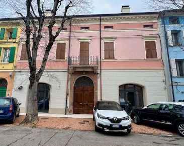 Foto Negozio in VIA FRANCESCO MONTANARI SNC, Mirandola Centro di 71 m²