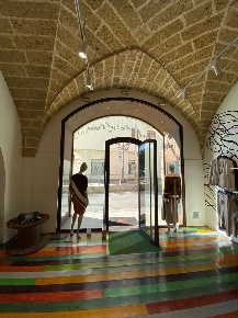 Foto Negozio in Piazza Garibaldi  12, Casarano di 140 m² con 2 locali