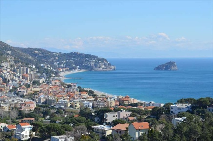 Foto Negozio in Via Delle Strette   11, Spotorno di 30 m² con 1 locali