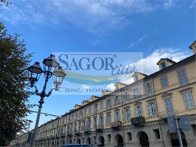 Foto Negozio in Piazza Cavour 1, Pinerolo Centro di 250 m² con 3 locali