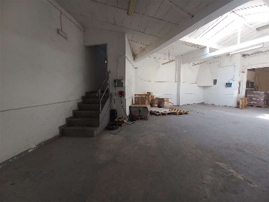 Foto Magazzino in Via Reginaldo Giuliani 92, Firenze di 250 m² con 3 locali