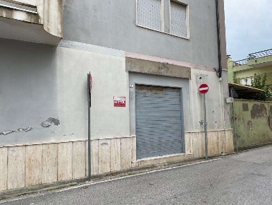 Foto Negozio in Piazza Mazzini  6, Mondragone di 50 m² con 1 locali