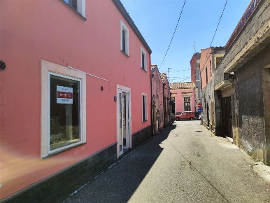 Foto Negozio a Nicolosi di 100 m² con 2 locali in affitto