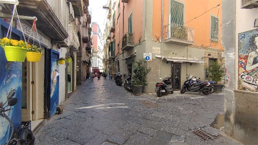 Foto Negozio in Via Ferrigni  38, Napoli Chiaia di 45 m² con 2 locali