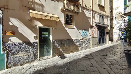 Foto Negozio in Via Ferrigni  38, Napoli Chiaia di 45 m² con 2 locali