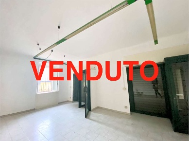 Foto Negozio in via roma, Carnate di 100 m² con 3 locali in vendita
