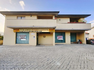 Foto Negozio a Spoleto di 76 m² con 2 locali in affitto