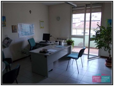 Foto Ufficio in via piave, Modena Crocetta di 280 m² con 10 locali