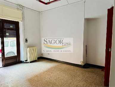 Foto Negozio in Via Buniva 10, Pinerolo Centro di 30 m² con 1 locali