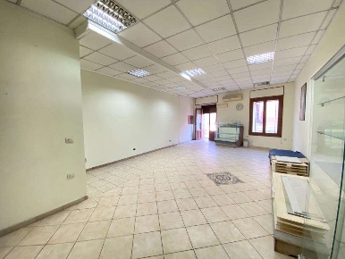 Foto Negozio a Iglesias di 60 m² con 2 locali in vendita