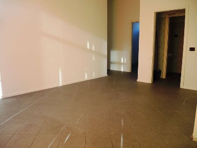Foto Negozio in via panizza, Volano di 120 m² con 5 locali in vendita