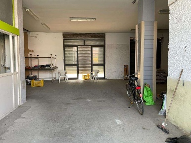 Foto Negozio in Via Provinciale 79, Mondragone di 165 m² con 1 locali