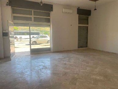 Foto Negozio in Via Padule 85, Mondragone di 95 m² con 1 locali in affitto
