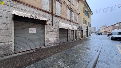 Foto Negozio a Sassuolo di 170 m² con 3 locali in affitto