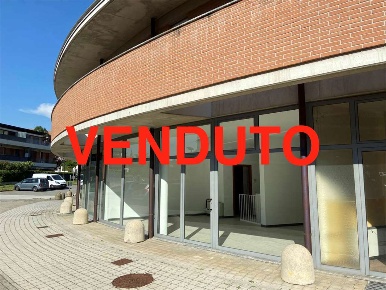 Foto Negozio in piazzetta elsa morante, Renate di 80 m² con 2 locali