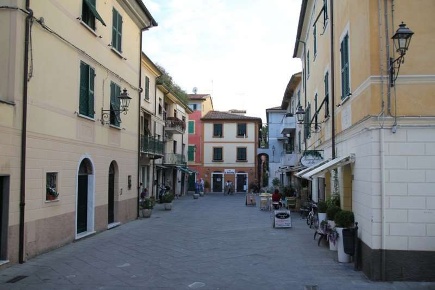 Foto Negozio in Centro Storico, Sarzana Centro di 15 m² con 1 locali
