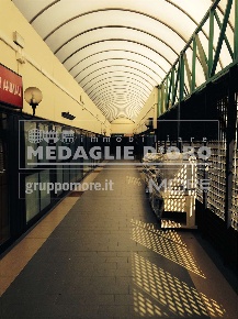 Foto Negozio in ad.ze via Fratelli Rosselli, Modena di 80 m² con 1 locali