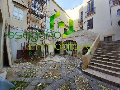Foto Negozio a Siracusa di 330 m² con 9 locali in vendita