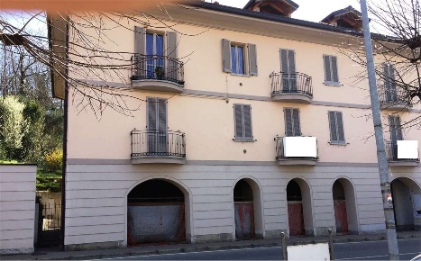 Foto Negozio in VIA EMILIANI, Merone Centro di 54 m² con 2 locali