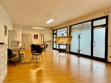 Foto Negozio in Via Belvedere, Pescate di 90 m² con 1 locali in vendita