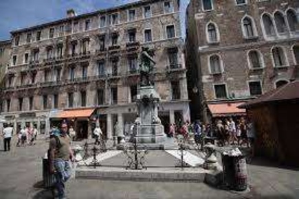 Foto Negozio in Calle 22 Marzo, Venezia San Marco di 70 m² con 4 locali