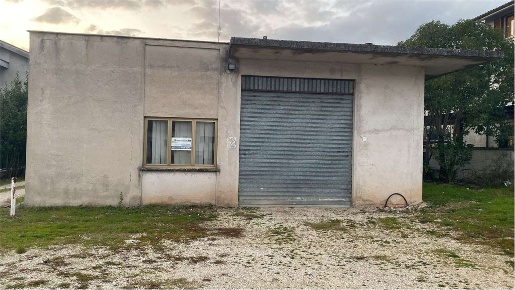 Foto Magazzino a Massa Martana di 108 m² con 2 locali in affitto