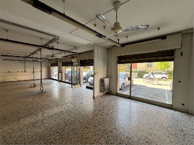 Foto Negozio in Via Giacomo Puccini, Modena Musicisti di 156 m² in vendita