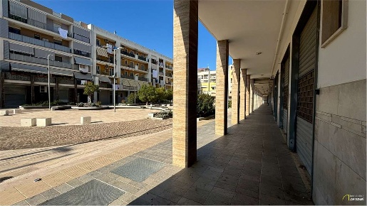 Foto Negozio in Piazza Rinascimento, Noicattaro Centro di 128 m² in vendita