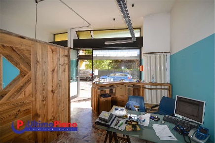 Foto Negozio in via Bramafan 14, Aosta Centro di 65 m² con 3 locali