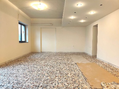 Foto Negozio a Capannori di 100 m² con 3 locali in affitto