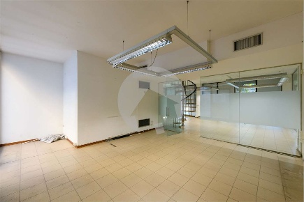 Foto Negozio in viale IV Novembre 21, Reggio nell'Emilia di 230 m²