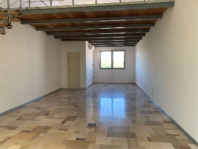 Foto Negozio a Osimo di 73 m² con 2 locali in affitto