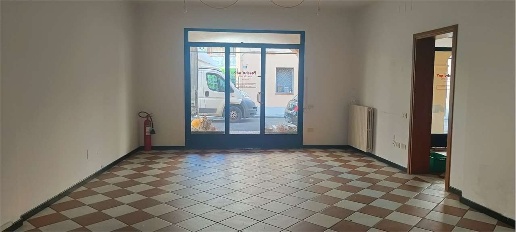 Foto Negozio in CESARE BATTISTI 0, Carpi di 65 m² con 2 locali in affitto