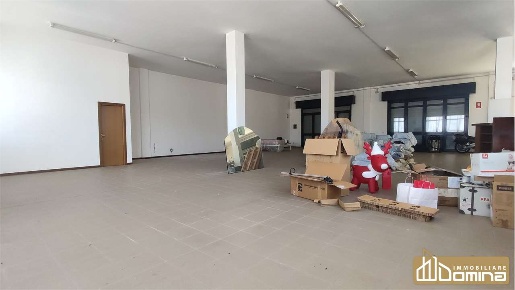 Foto Magazzino a Ancona di 372 m² con 5 locali in vendita